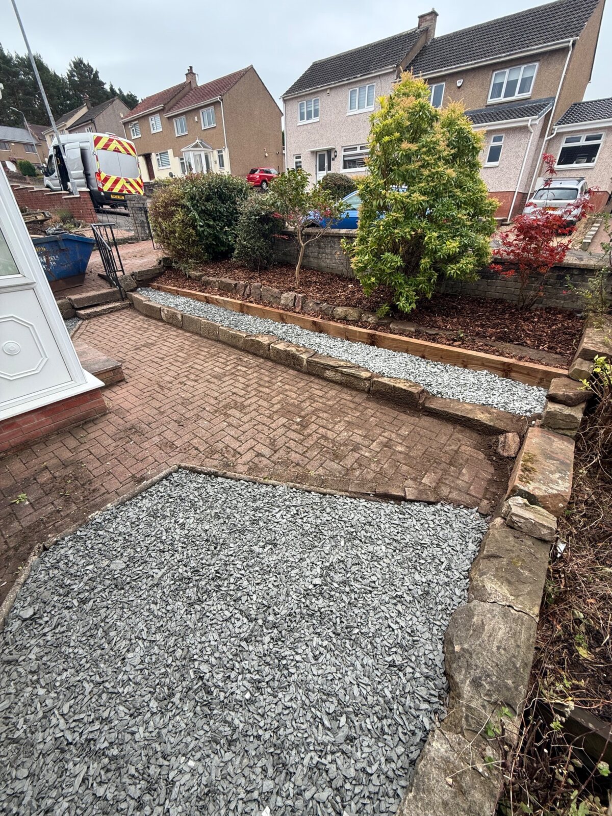 Low-maintenance front garden finish